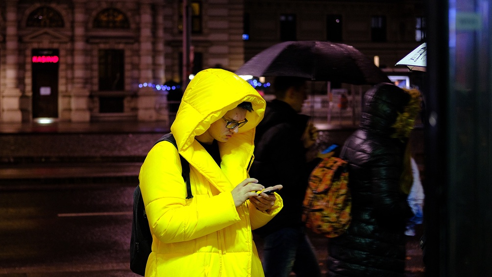ORF/JOSEPH SCHIMMER Mann mit Handy in der Hand.
