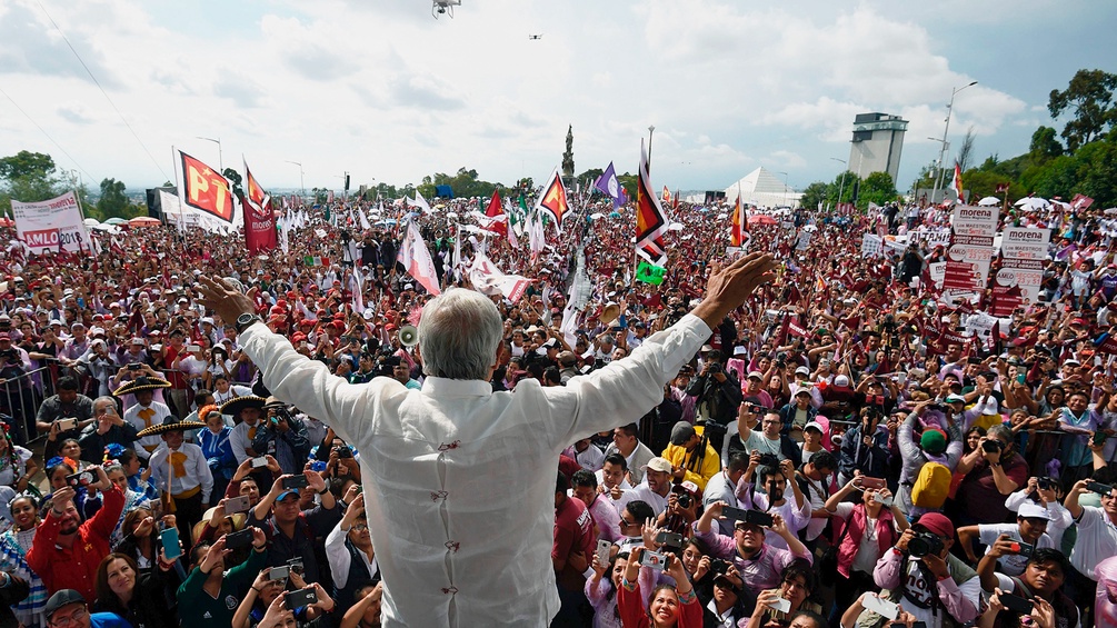 Andres Manuel Lopez Obrador winkt in die Menge 