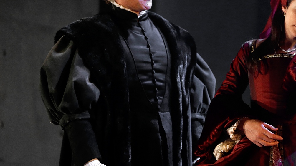 Ein Mann spielt Thomas Cromwell auf einer Theaterbühne
