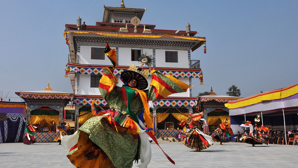 Bhuddistische Mönche in Bhutan, tanzend