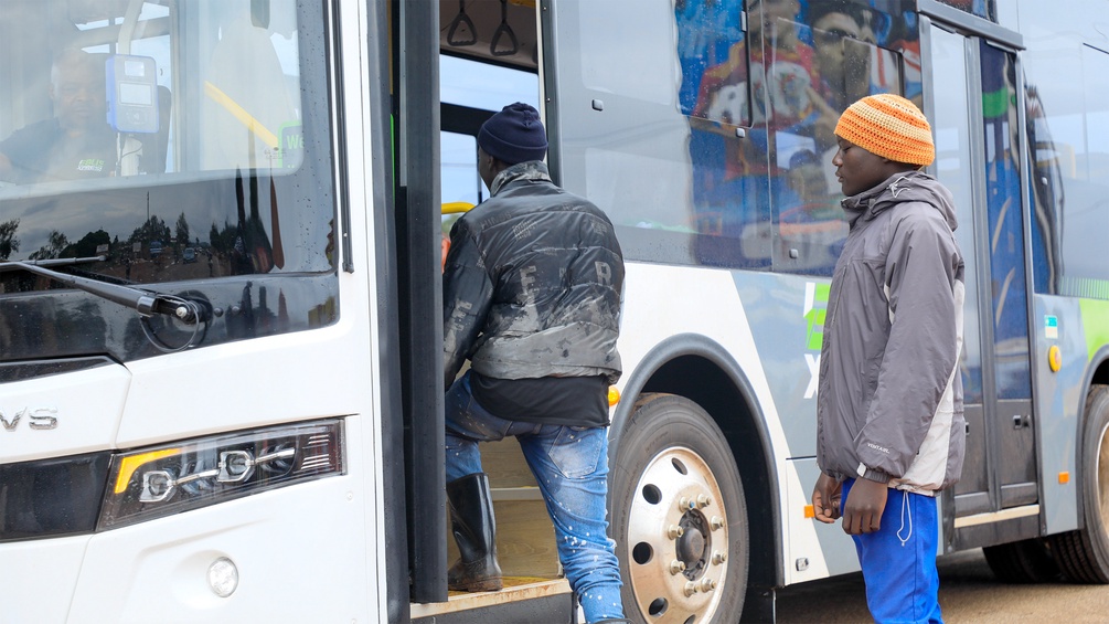 E-Bus in Uganda, zwei Passagiere