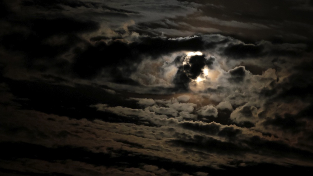 Mond hinter dunklen Wolken