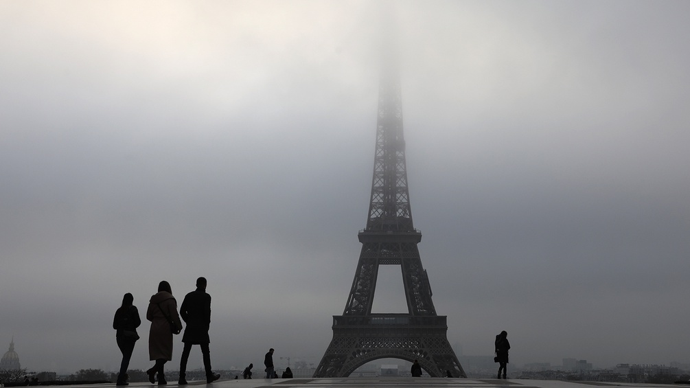 Menschen spazieren  auf dem Trocadero-Platz Richtung Eiffelturm