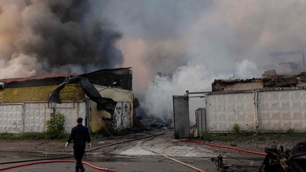 PICTUREDESK.COM/AFP/TETIANA DZHAFAROVA Brennende Gebäude in Kiev