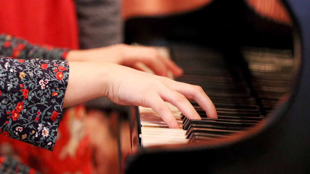 Junge weibliche Hände am Klavier