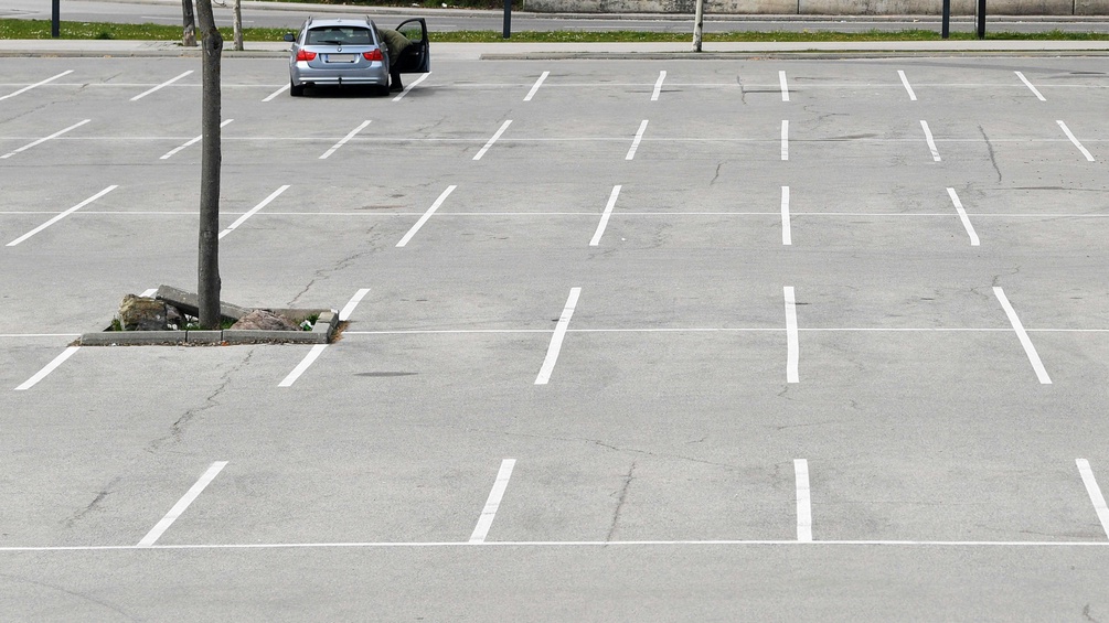 Ein leerer Parkplatz.
