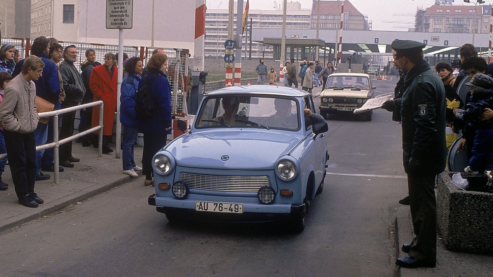 PICTUREDESK.COM/LEHTIKUVA/MARTII KAINULAINEN Ostdeutsche reisen in den Westen 1989