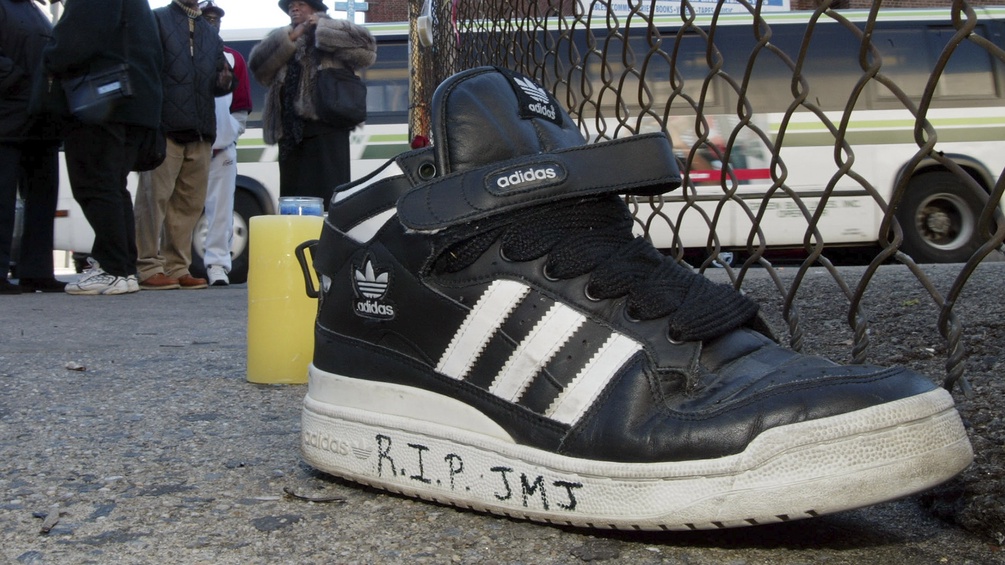 Adidas-Sneaker mit "RIP JMJ"
