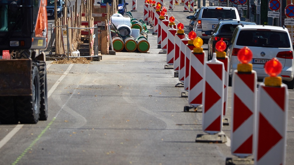 Baustelle mit Autos, Flötzersteig in Wien