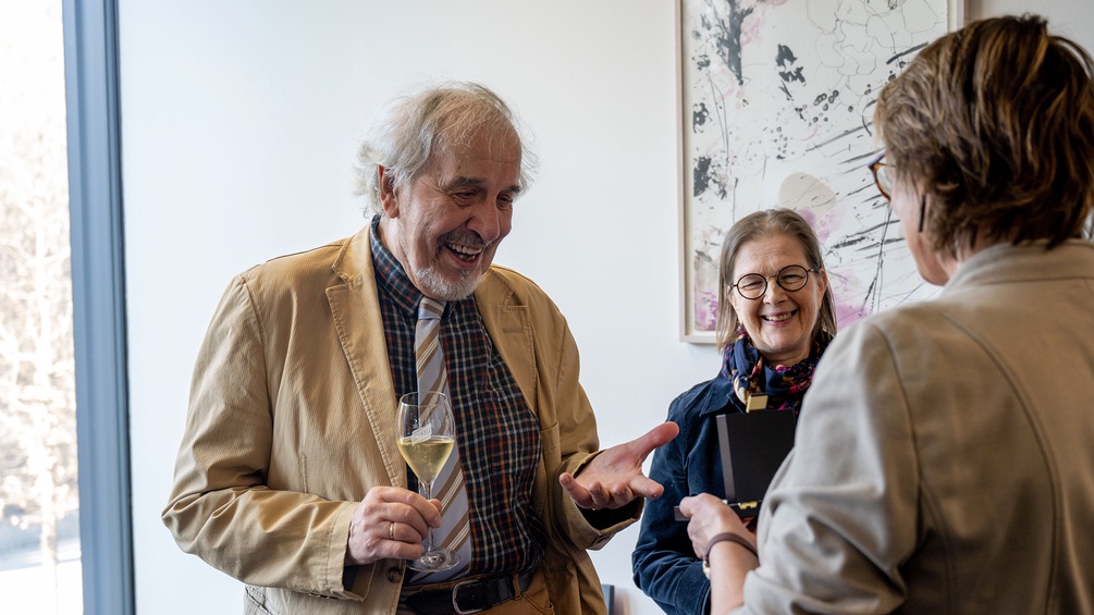 Herr bekommt etwas überreicht