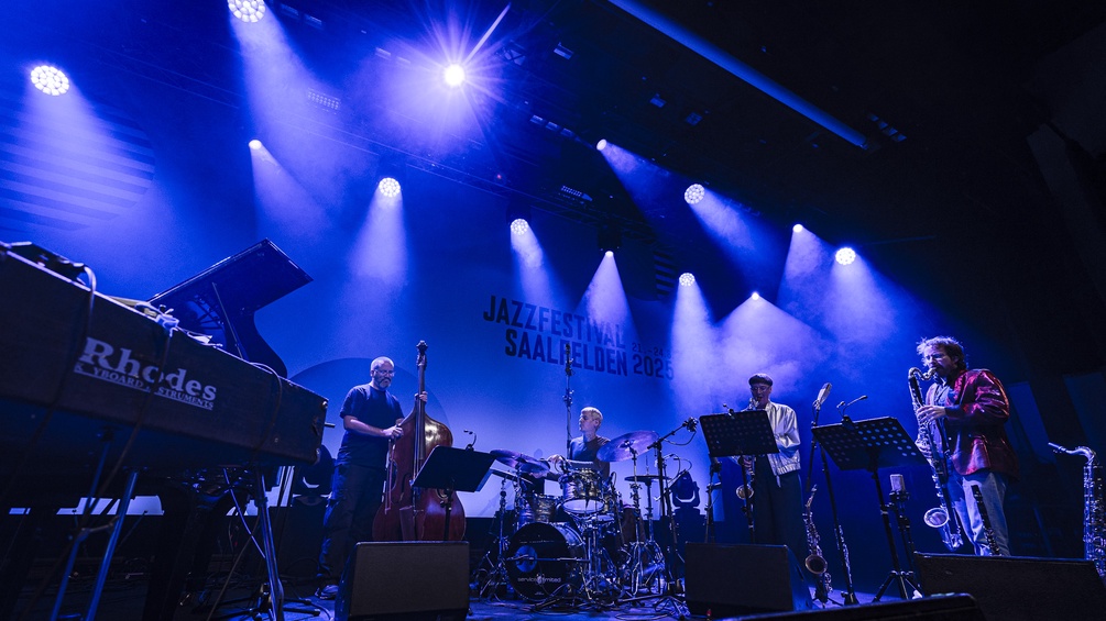 MATTHIAS HESCHL Leonhard Skorupas "Sonic Feast" zur Eröffnung des Jazzfestivals Saalfelden 2025