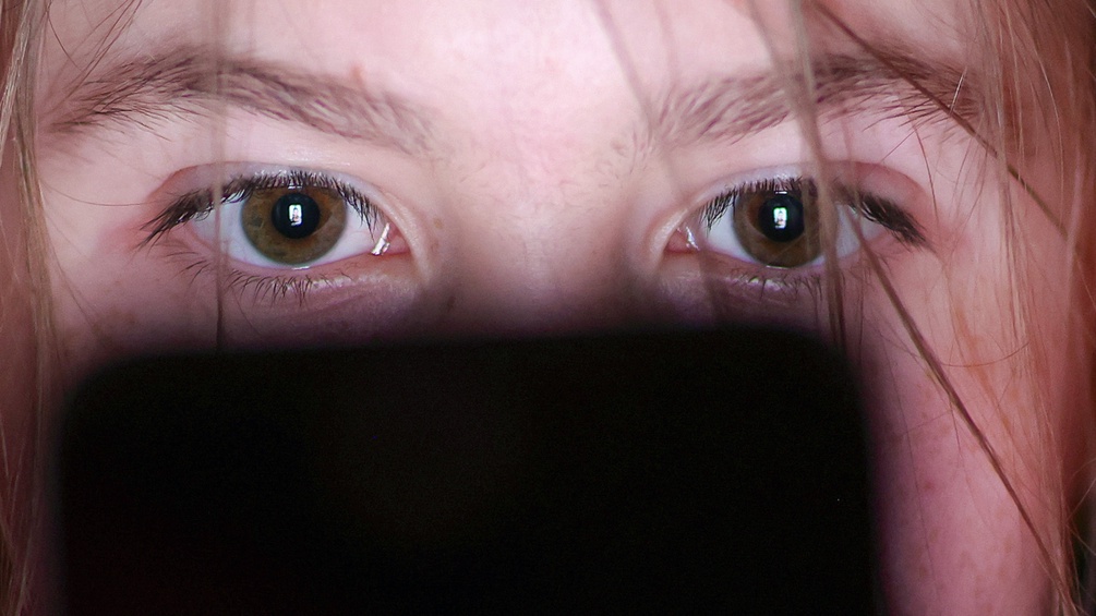 Jugendliche schaut auf einen kleinen Bildschirm