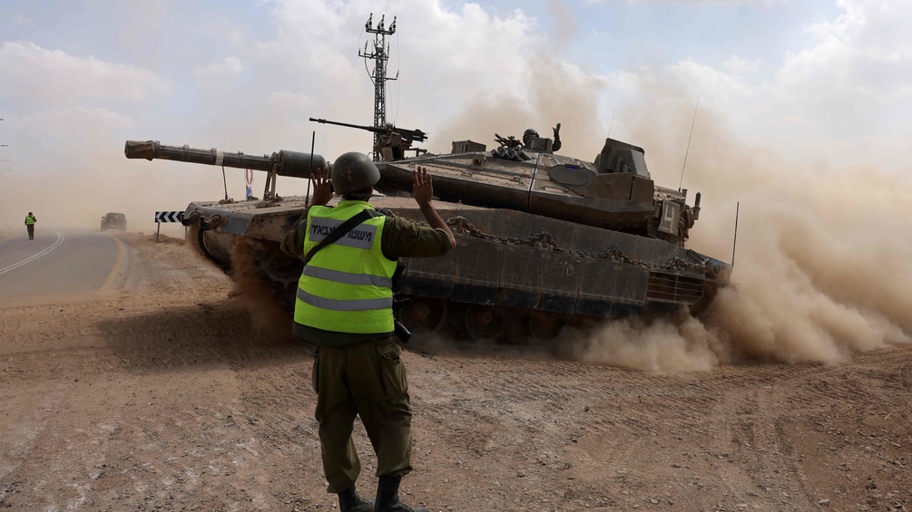 PICTUREDESK.COM/AFP/MENAHEM KAHANA Israelischer Soldat vor einem Panzer