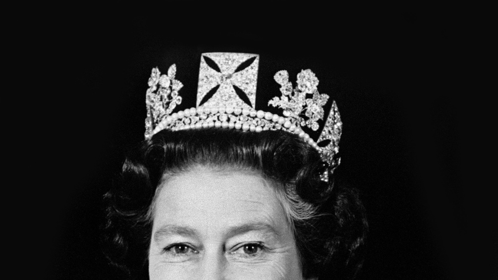Queen Elizabeth II trägt ihre Krone .