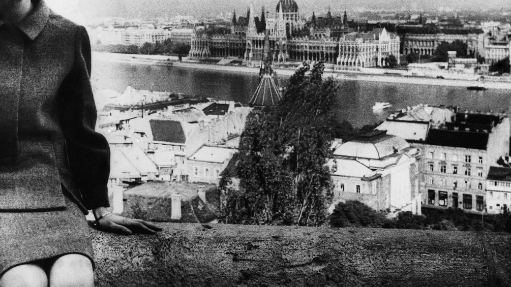 Frau sitzt auf einer Brüstung, im Hintergrund Budapest, etwa 1960