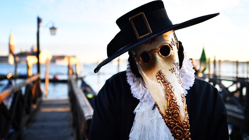 Mann trägt Maske in Venedig