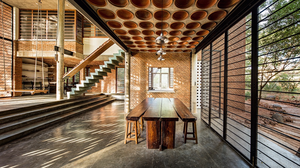 Eine Kassettendecke aus Terrakotta-Töpfen überspannt den Essbereich. Anupama Kundoo: Wall House, Auroville, 2000