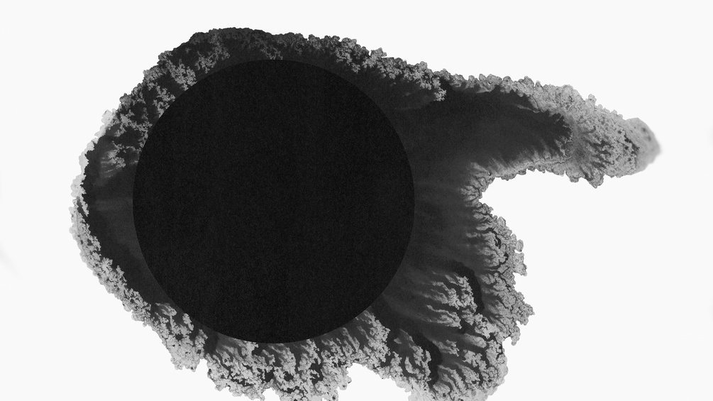Aschenwolke um schwarzen Kreis