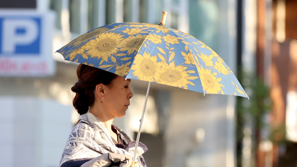 PICUTREDESK.COM/AP/NAOYA AZUMA Japanische Dame mit Sonnenschirm in Hiroshima
