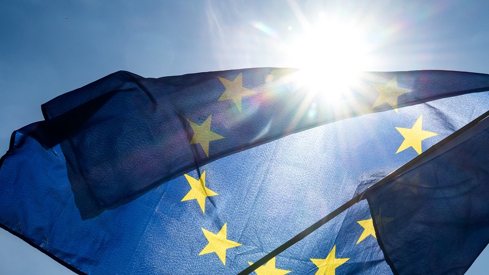 EU-Fahne, Flagge, Sonnenlicht