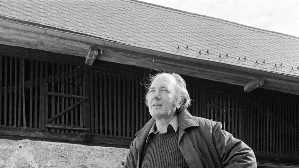 Thomas Bernhard auf seinem Vierkanthof in Ohlsdorf, 1981