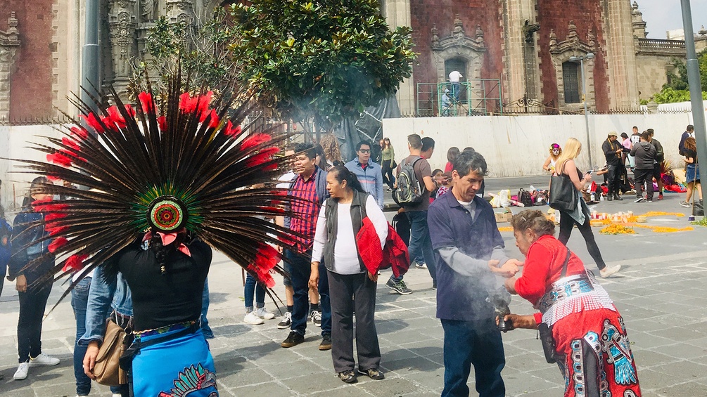 "Limpieza Azteca", aztekisches Reinigungsritual vor der Kathedrale von Mexico-City