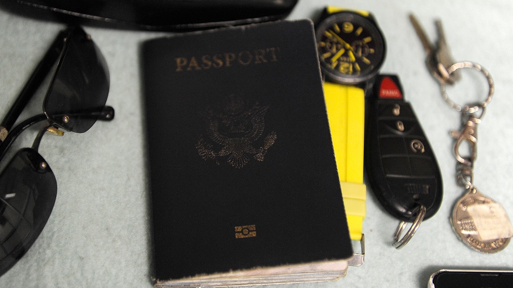 Ein Pass, eine Brille, eine Uhr, und zwei Schlüssel.