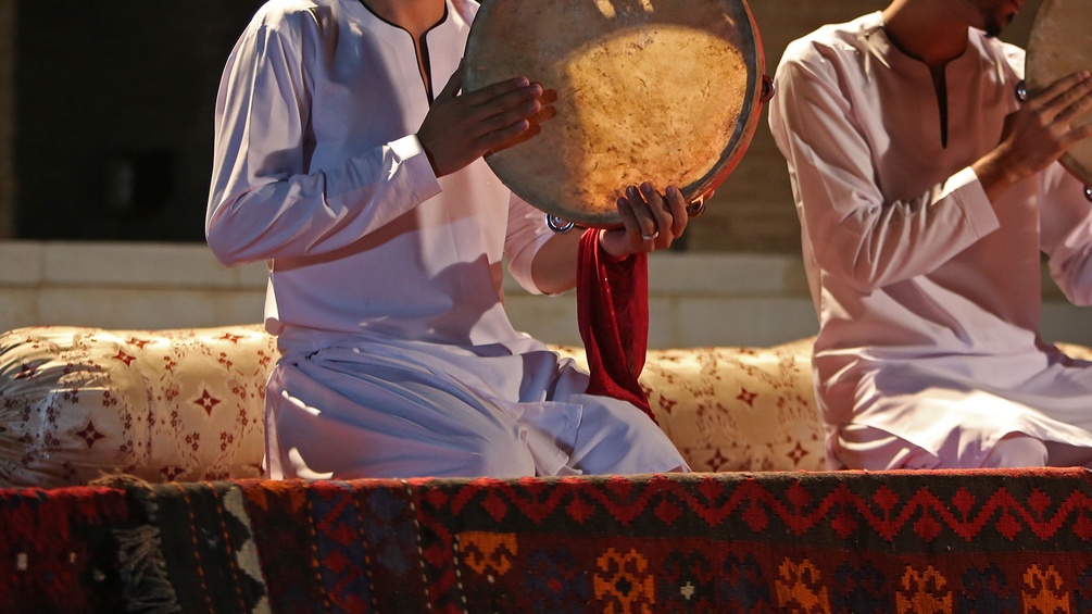 Afghanische Sänger mit Trommeln