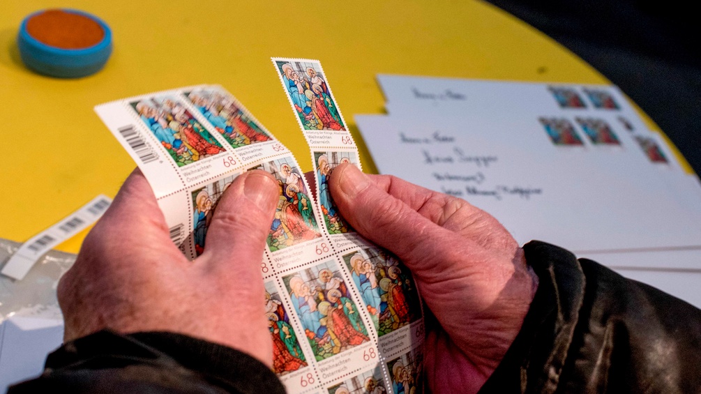 JOE KLAMAR/AFP/PICTUREDESK.COM Briefmarken im Sonder Postamt