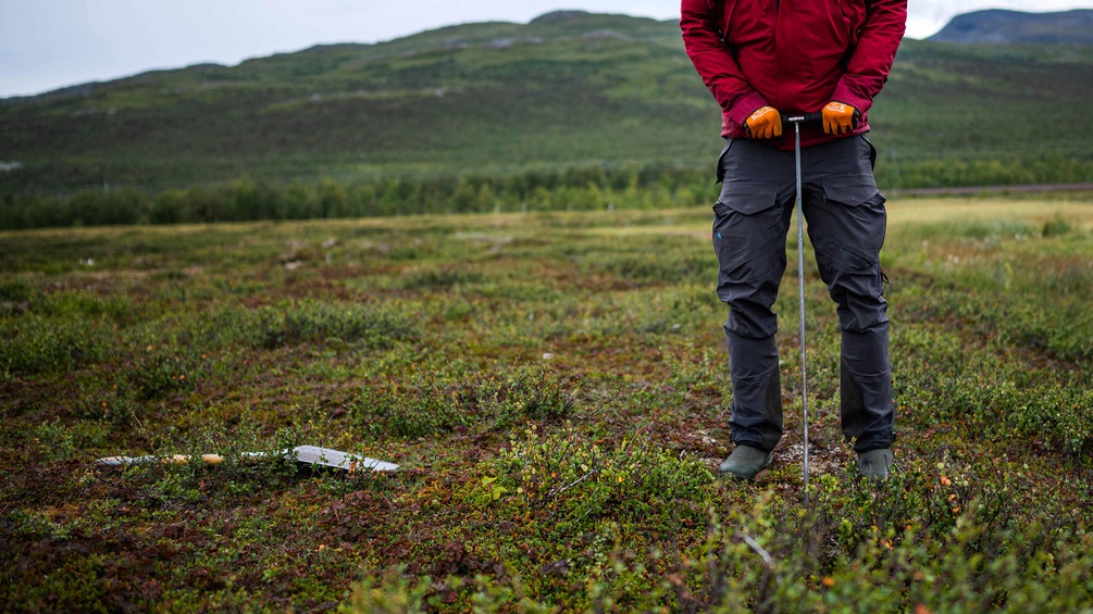 Ein Wissenschaft bohrt in den Permafrost nördlich des Polarkreises