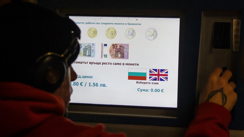 Ein Mann kauft sich ein Ticket