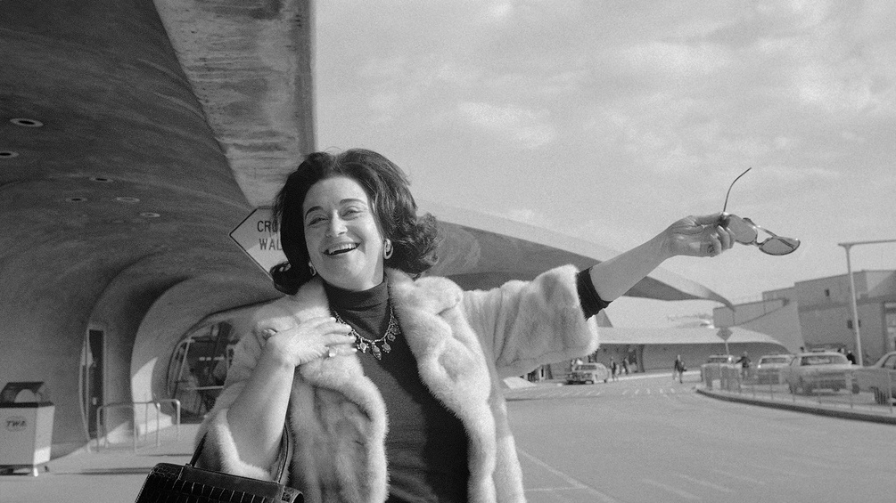 Leyla Gencer am JFK Flughafen in New York, 1973