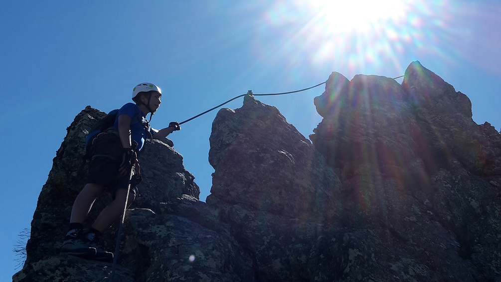 Ein Bergsteiger am Klettersteig.