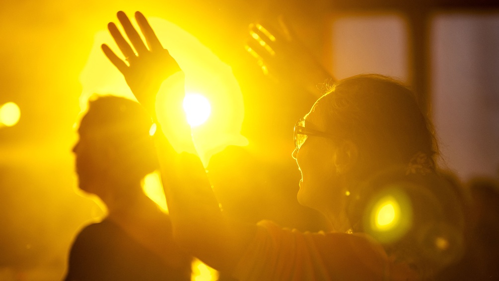 Tanzende Menschen während eines Clubbings