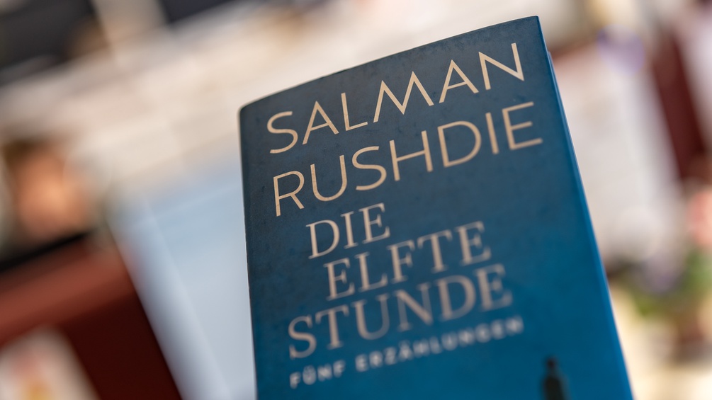 Buchumschlag eines Buches von Salman Rushdie "Die elfte Stunde", Ausschnitt
