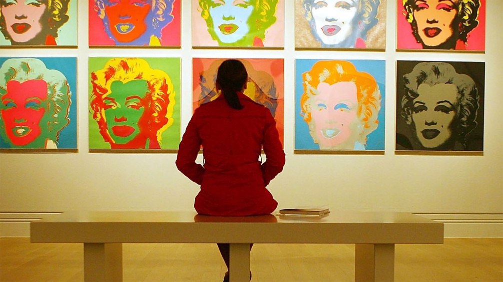 Frau sitzt vor Warhols "Marilyn 1967"