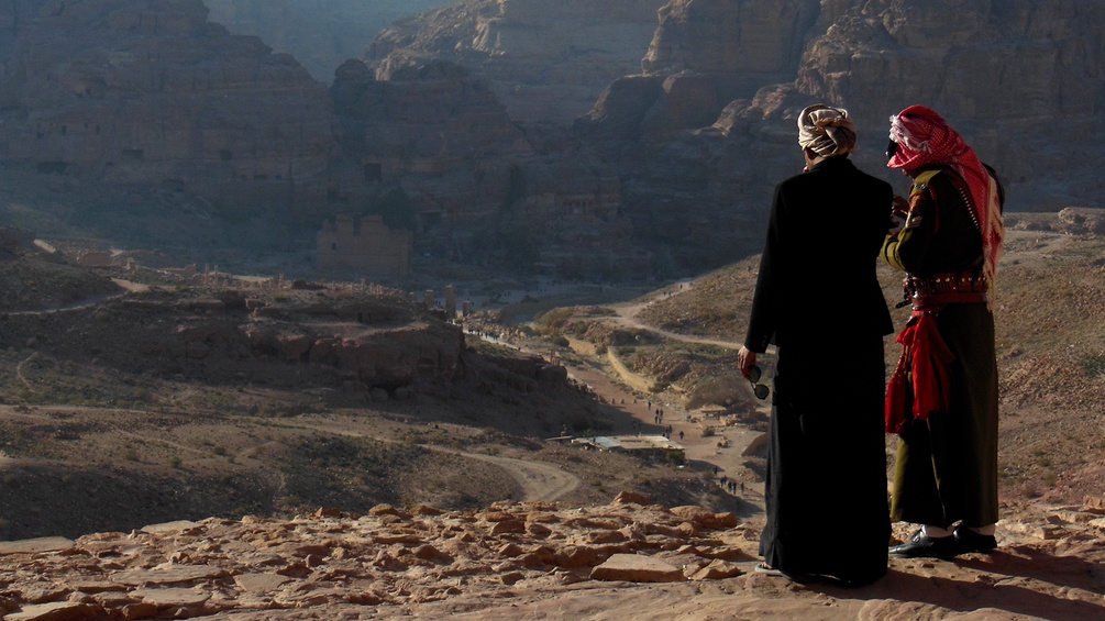 Zwei Männern blicken auf ein Tal in Jordanien