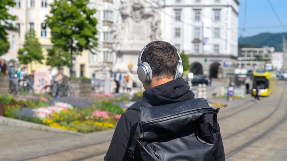 Mann mit Kopfhörern in Linz