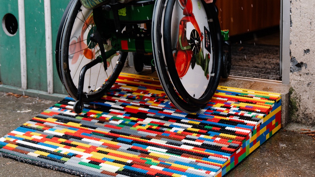 Rollstuhlfahrer auf einer Rampe aus Lego