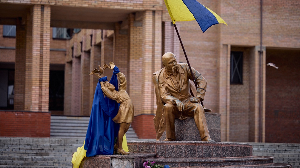 Monument eines ukrainischen Poeten mit Ukrainischen Flaggen geschmückt.