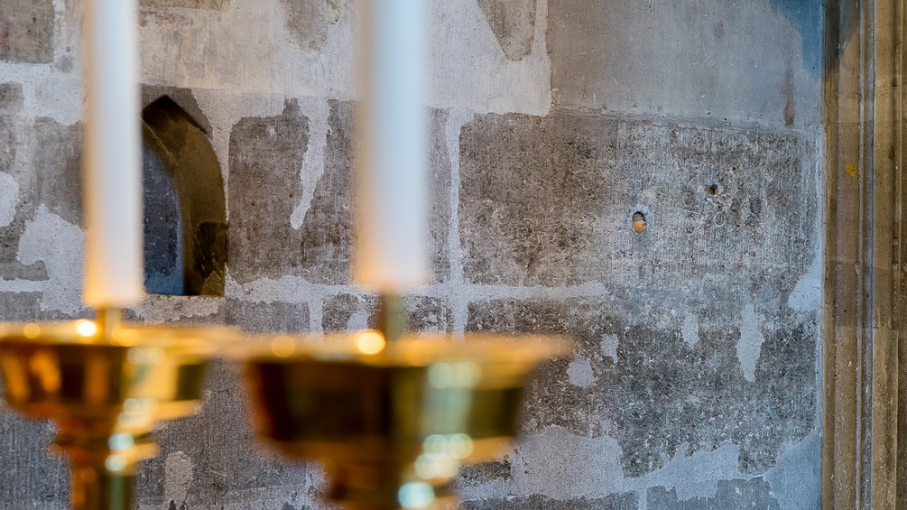Kerzenständer und Wand im Stephansdom