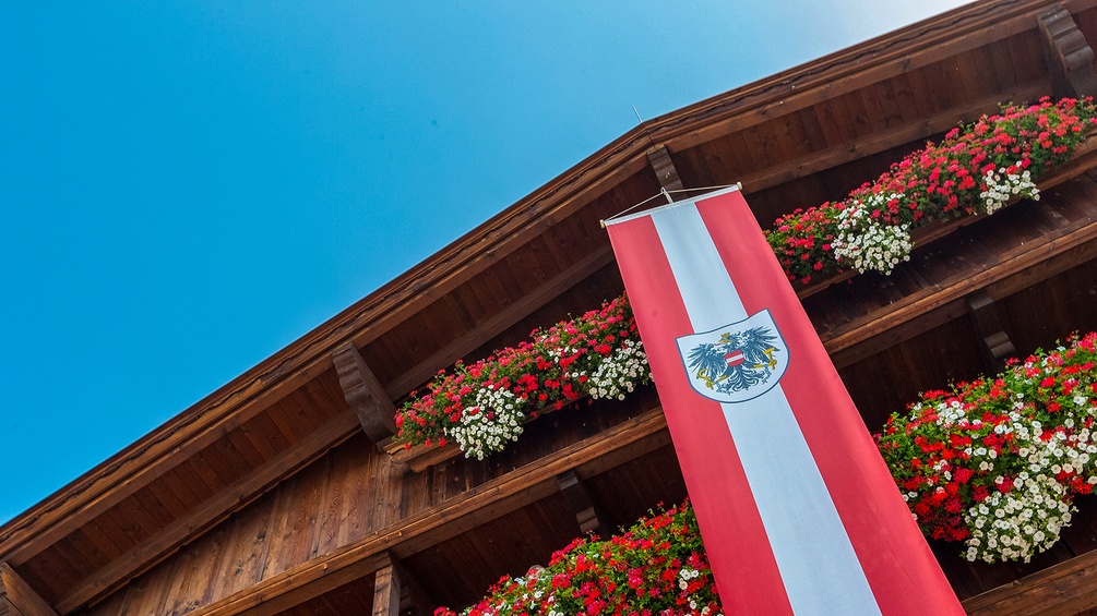 Bauerbhaus mit Österreichflagge