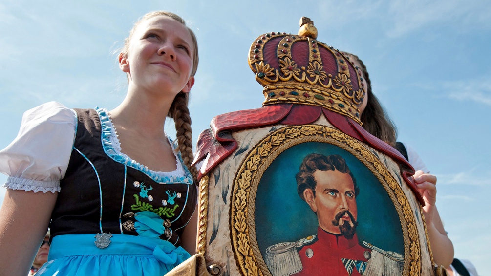 Eine bayrische Royalistin mit einem Porträt von Ludwig II, König von Bayern