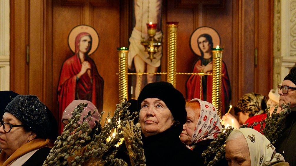 Frauen zu Ostern in einer Kirche in Baku