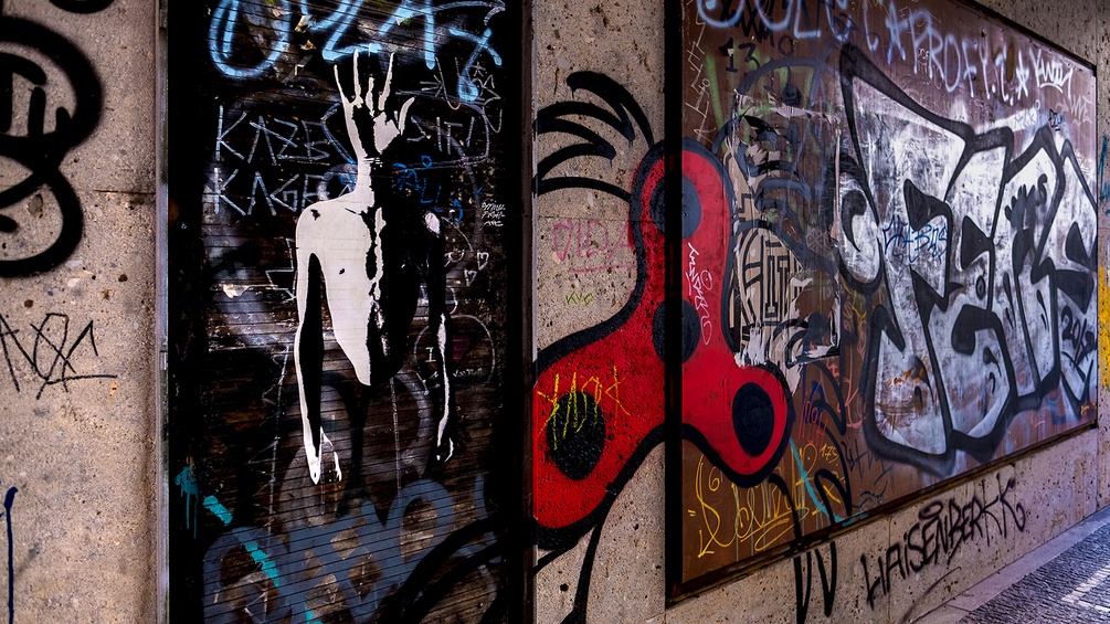Mit Graffitits besrühter Hausdurchgang