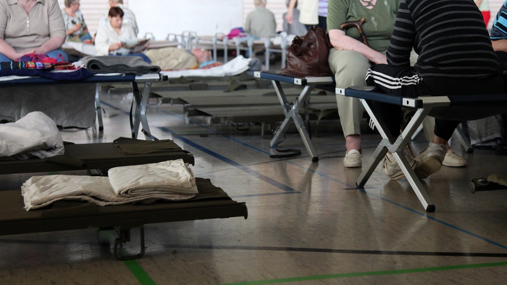 Evakuierte Menschen in einer Turnhalle nach einem Hochwasser