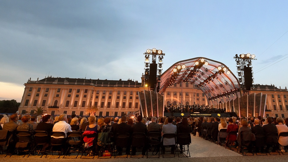 Besucher des Sommernachtskonzertes 2019 der Wiener Philharmoniker mit Dirigent Gustavo Dudamel und Pianistin Yuja Wang im Schloßpark Schönbrunn