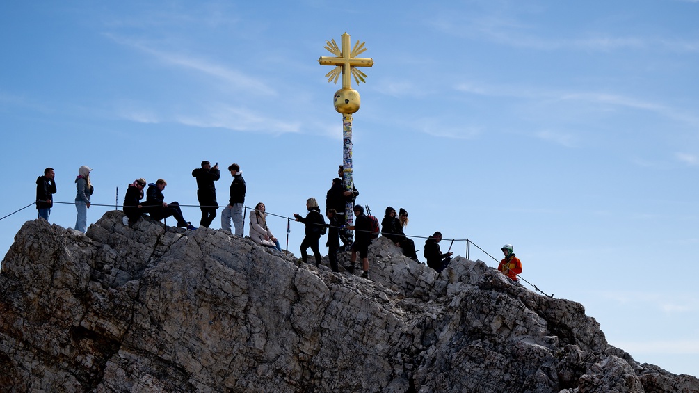 Zugspitze mit Bergsteigerinnen und Touristinnen