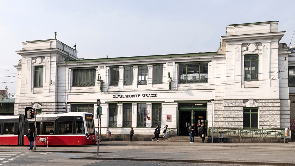 U-Bahnstation der Linie U6 und Straßenbahn Haltestelle Gumpendorfer Straße in Wien