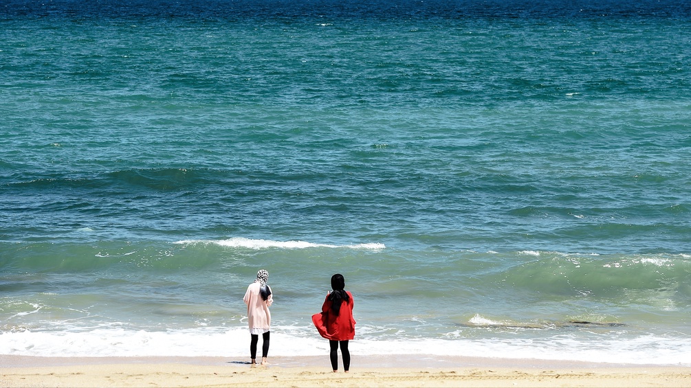 Zwei Frauen stehen am leeren Strand in Istanbul.